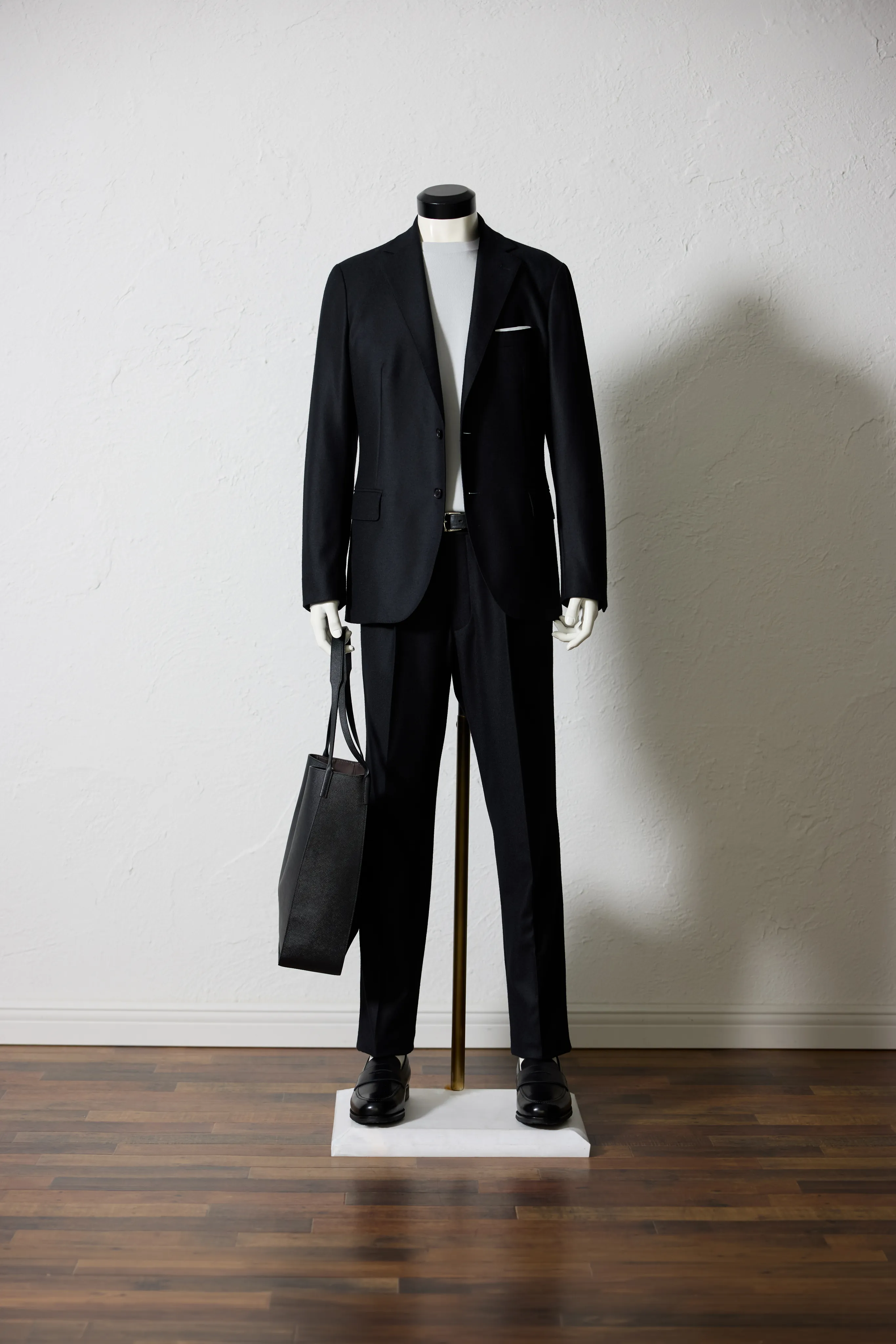 MACKINTOSH LONDONのブラックのセットアップにレザートートを合わせたコーディネート