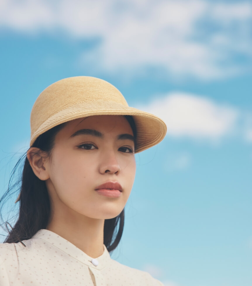 帽子を被った女性
