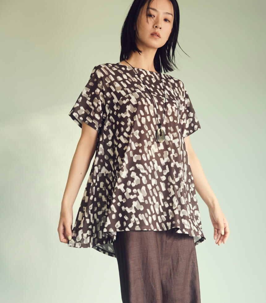 チーター柄シャツを着た女性