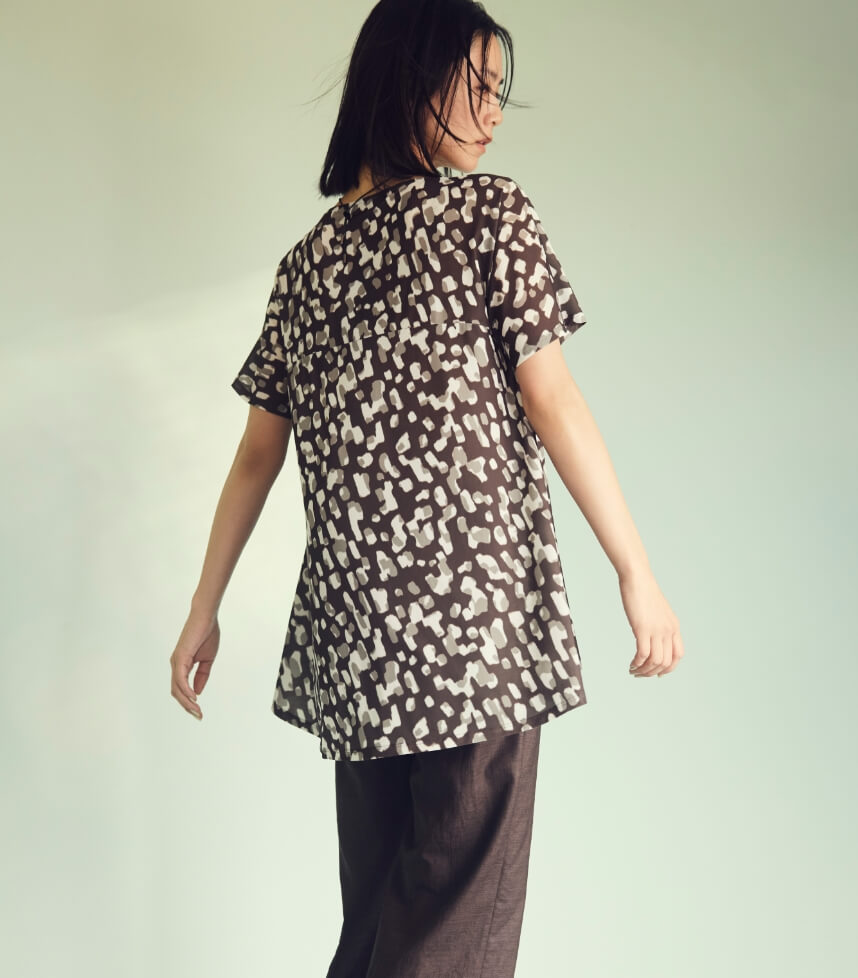 チーター柄シャツを着た女性