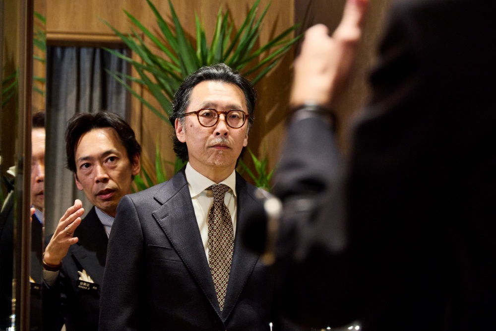 スーツをあわせる矢部克已氏