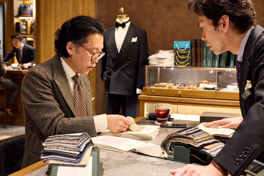 生地を選ぶ矢部克已氏