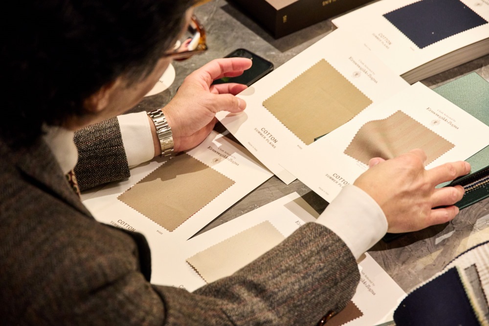 生地を選ぶ矢部克已氏