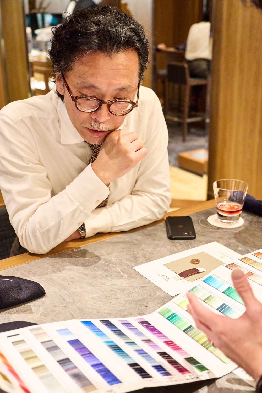 生地を選ぶ矢部克已氏