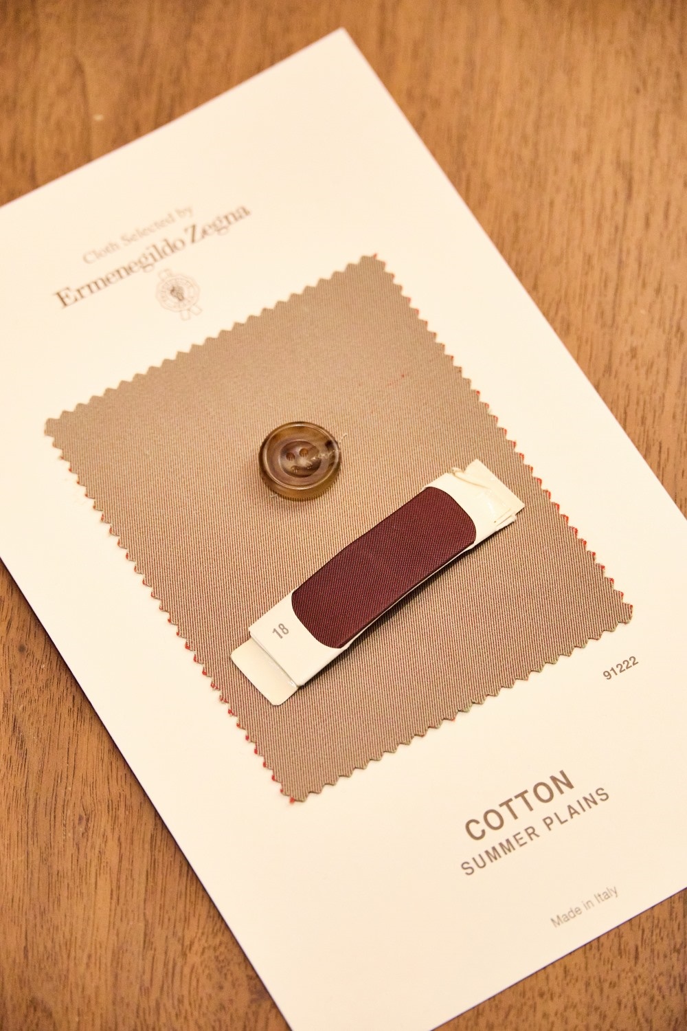 生地を選ぶ矢部克已氏