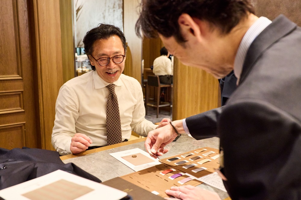 生地を見る矢部克已氏