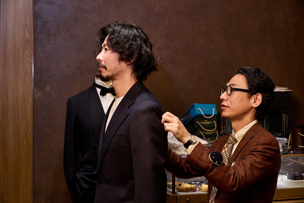 スーツをあわせる四方章敬氏