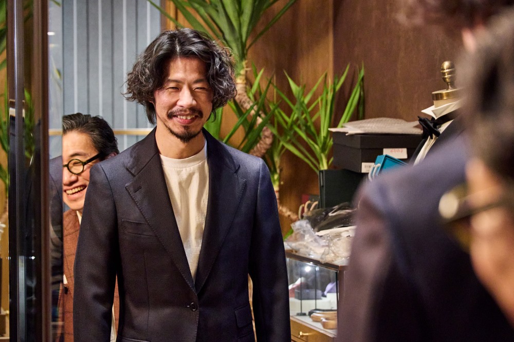 スーツをあわせる四方章敬氏