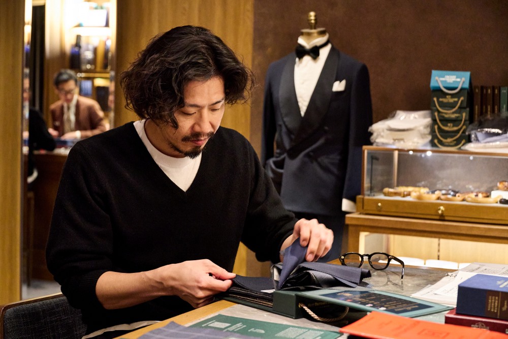 生地を選ぶ四方章敬氏