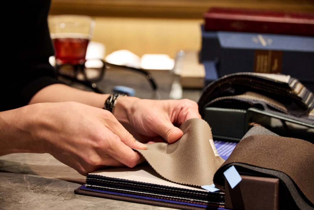 生地を選ぶ四方章敬氏の手元