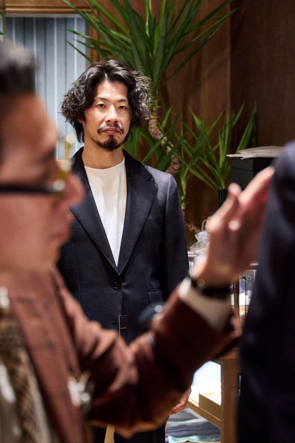 スーツをあわせる四方章敬氏