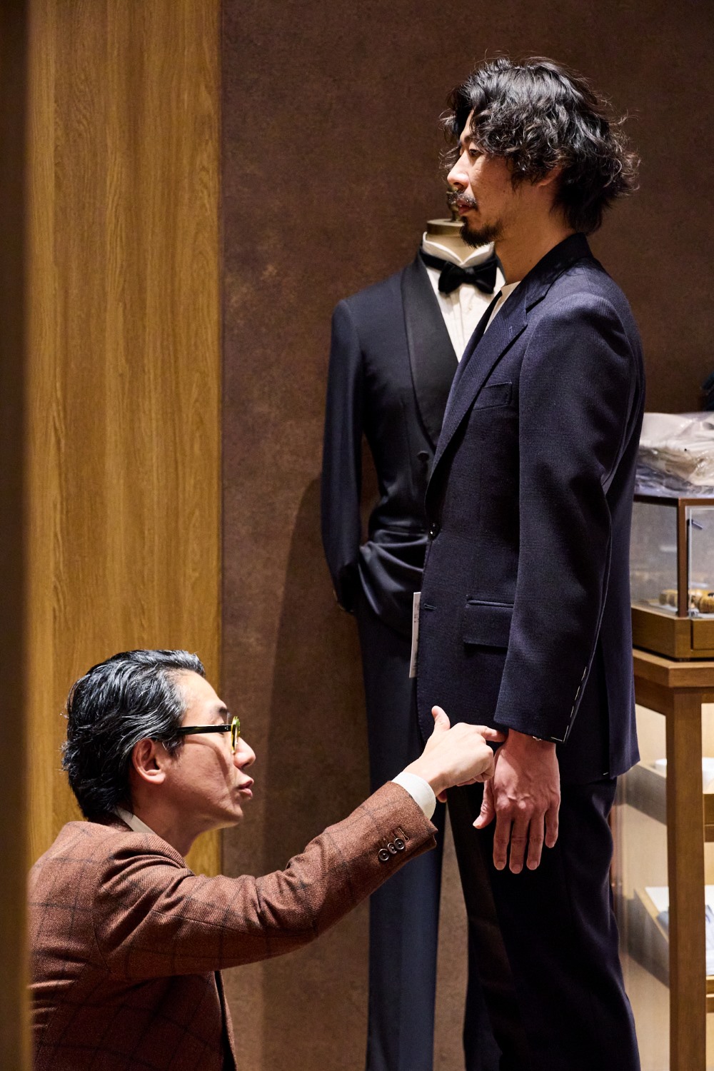 スーツをあわせる四方章敬氏