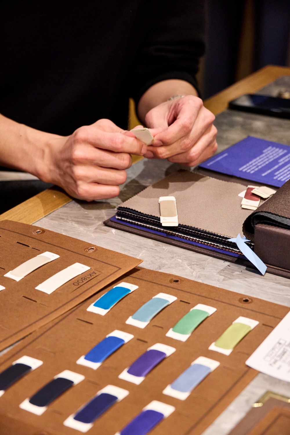 生地を選ぶ四方章敬氏の手元