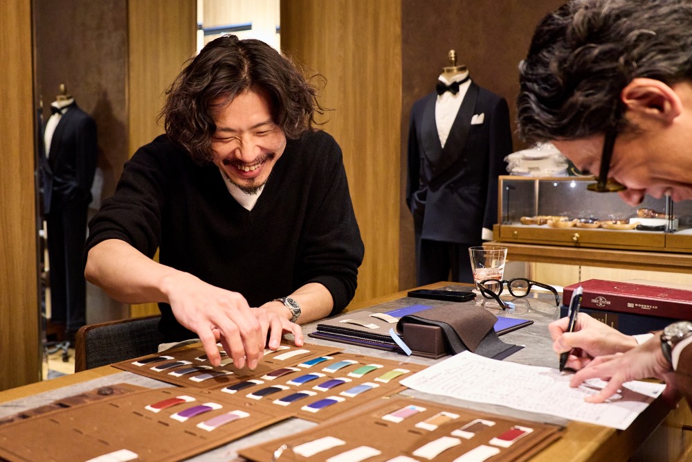 生地を見る四方章敬氏