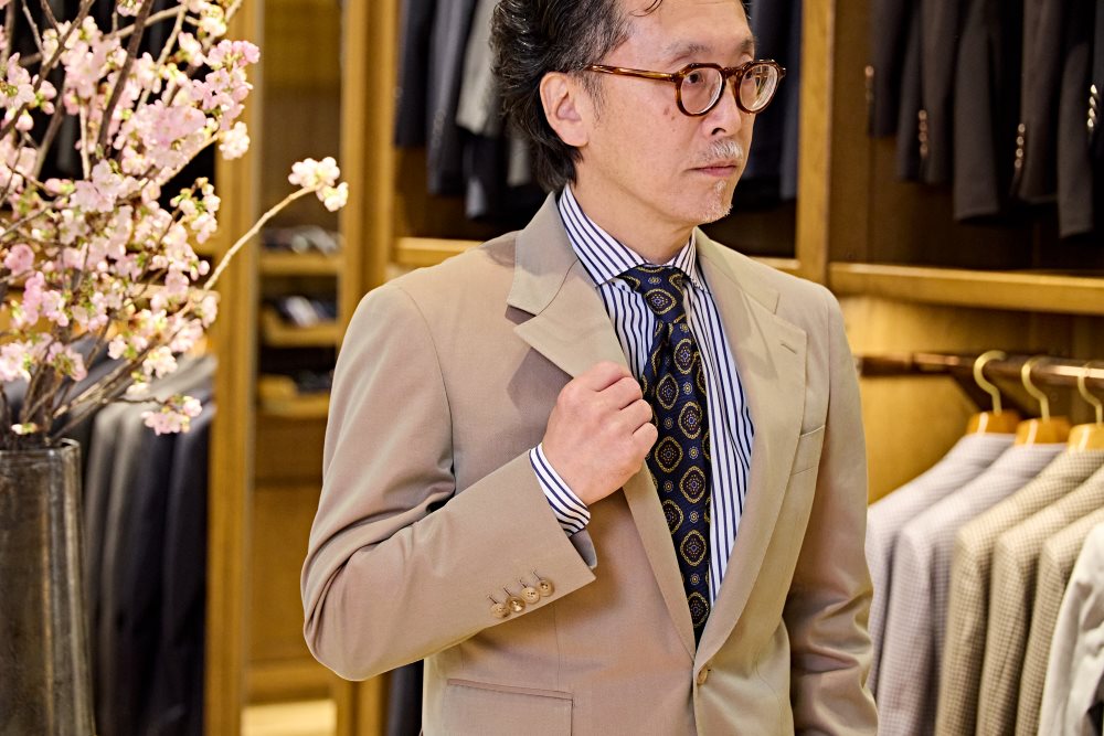 スーツを合わせる矢部克已氏