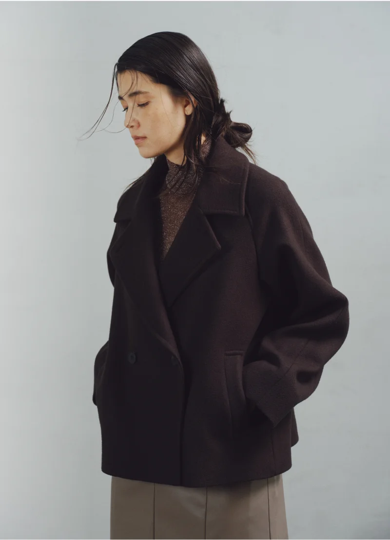 GEMMA COATを着用した女性