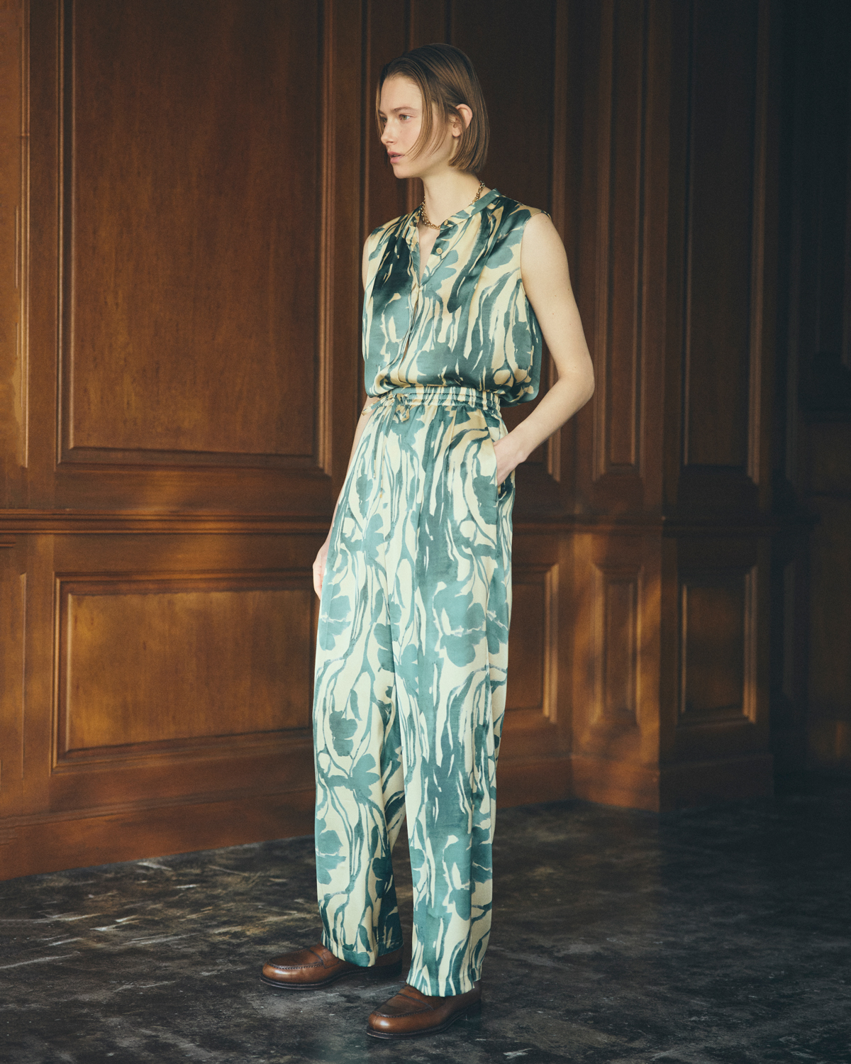 瑞々しいグリーンが爽やかなリーフ柄プリント LOOK02