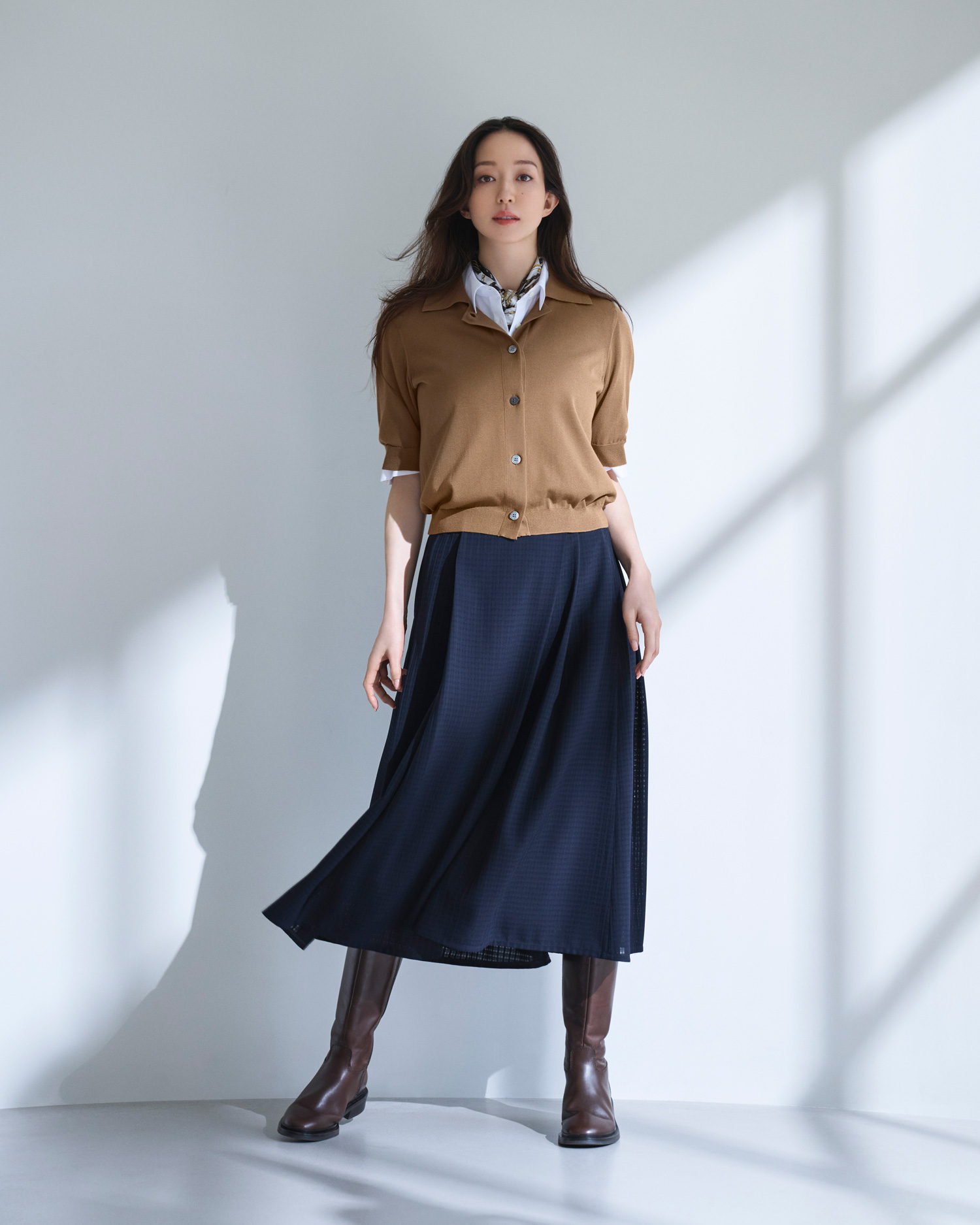 ベージュ × ホワイトの優美な大人レイヤードで、ひと足先に秋を感じる