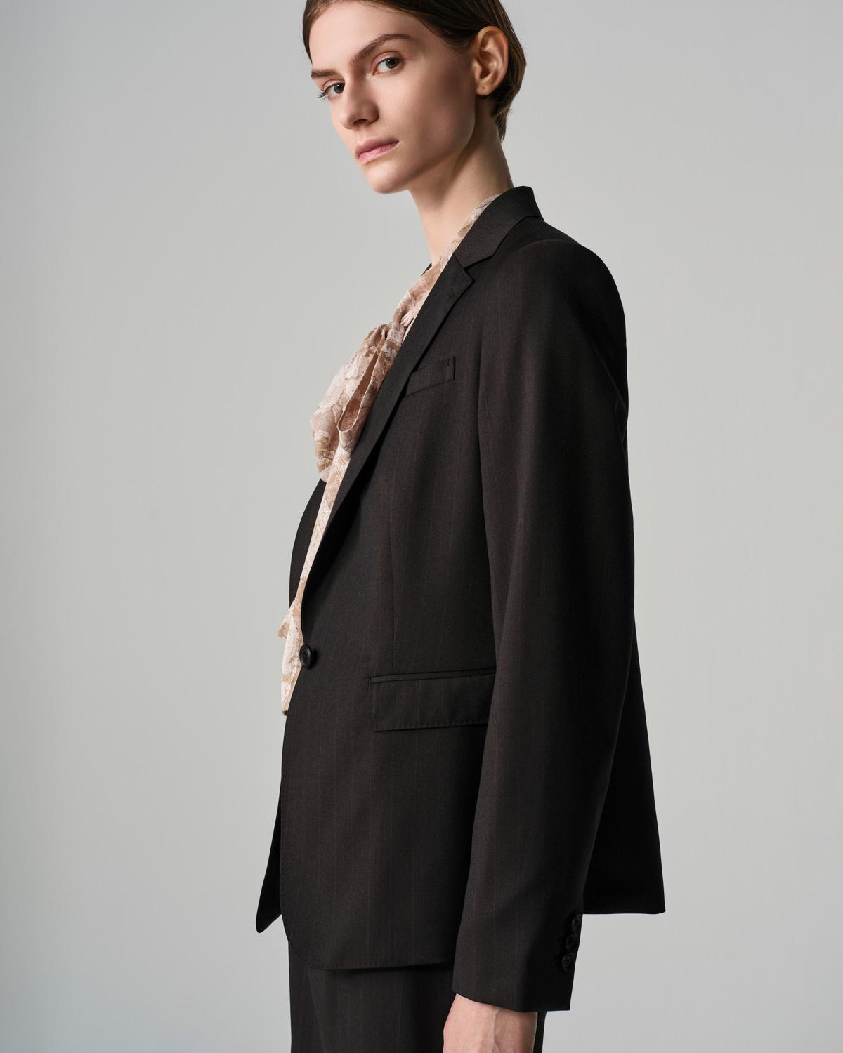 ブラウンのテーラードジャケットスタイル