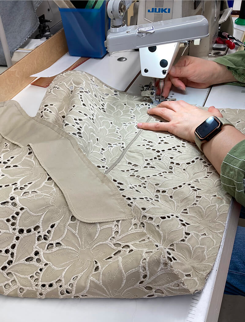 エンブロイダリーコート縫製の様子