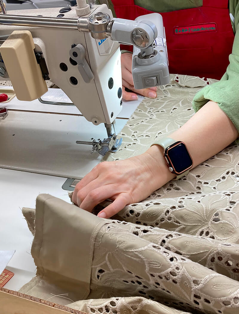 エンブロイダリーコート縫製の様子