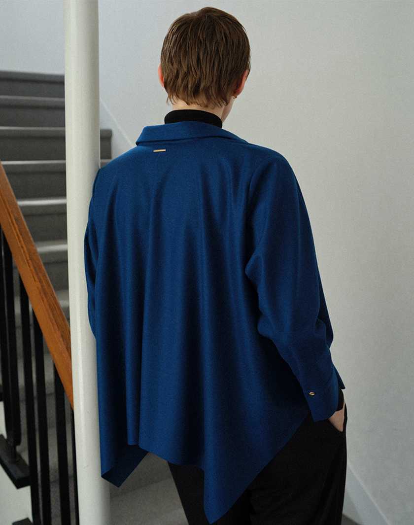 ポンチョブラウスを着たモデル