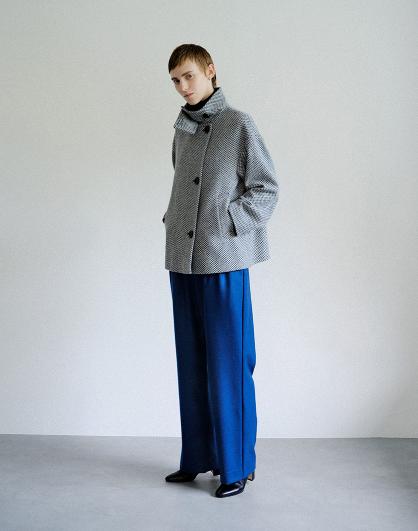 イージーワイドパンツを着たモデル