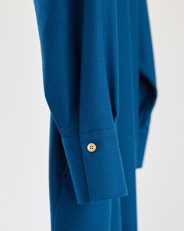 ロングシャツワンピースの袖口アップ