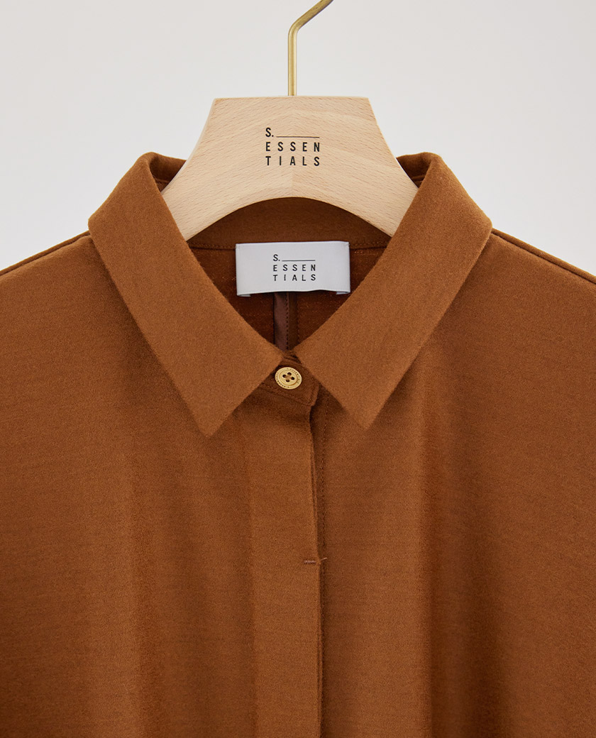 ポンチョブラウスの襟元アップ