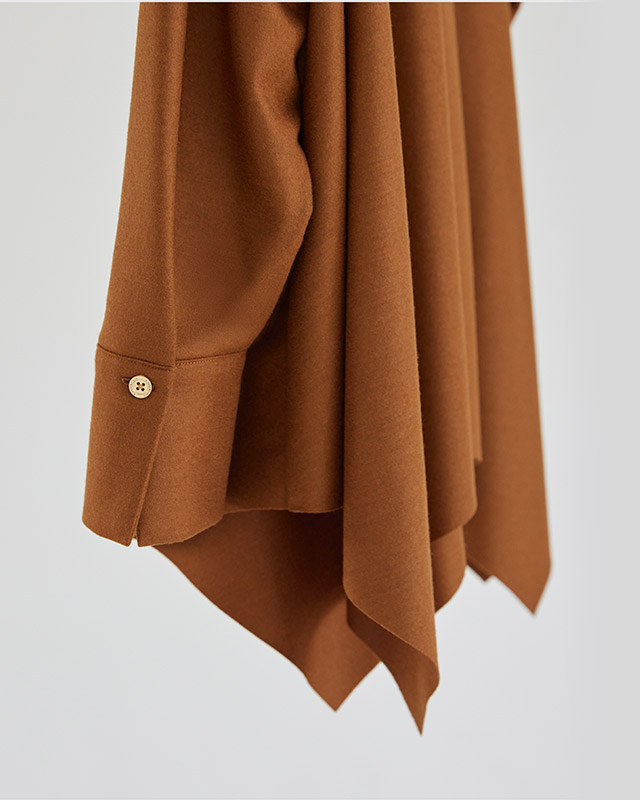 ポンチョブラウスの袖口アップ