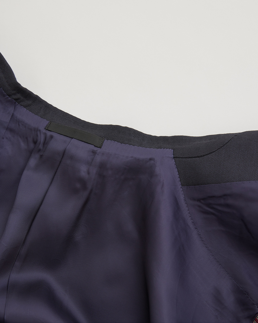 首に沿う一枚衿