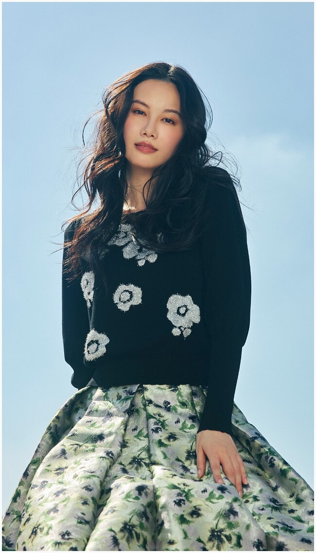 ニットを着た女性