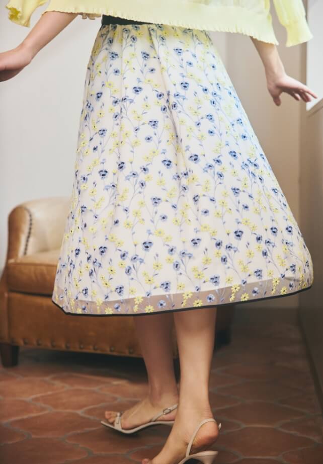 カモミールの花が咲くチュールスカート